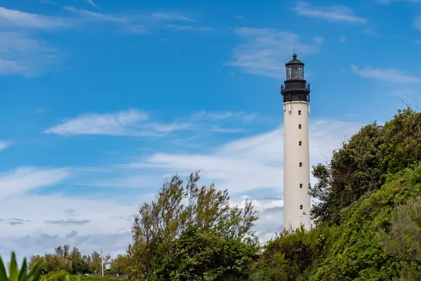 Biarritz 'in beyaz deniz feneri turistik Biarritz şehrinde, Bask Ülkesi' nde, Biscay Körfezi Atlantik Okyanusu 'nda, Fransa' da