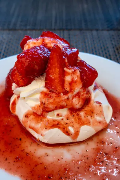 Tatlı Fransız tatlısı, Red Strawberry meyveli pavlova Saint-Tropez, Fransa 'da bir restoranda servis ediliyor.
