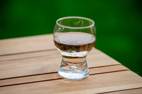 stock image Brut apple cider from Betuwe, Gelderland, in glass on wooden table, apple cider production in Netherlands