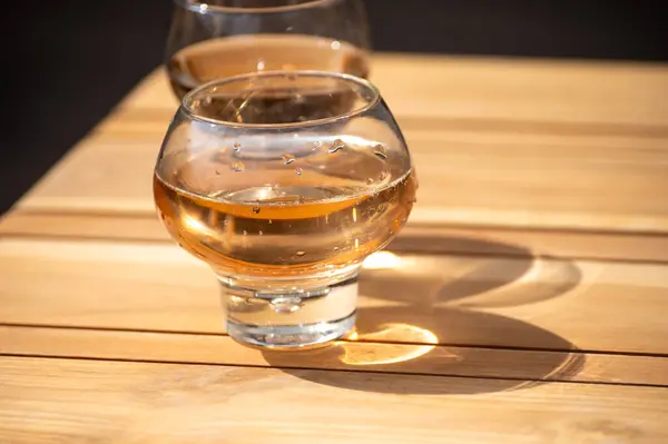 stock image Brut apple cider from Betuwe, Gelderland, in glass on wooden table, apple cider production in Netherlands