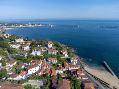 Ciboure ve Saint Jean de Luz kasabaları körfezi, liman, Bask kıyısında kumlu plaj, güzel mimari, doğa ve mutfak, Güney Fransa, Bask Ülkesi