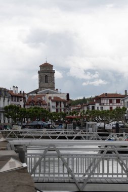 Beyaz evler, deniz feneri ve Bask kıyısındaki Saint-Jean-de-Luz limanı, güzel mimarisi, kumlu plajları, mutfağı, Fransa 'nın güneyi, Bask Bölgesi