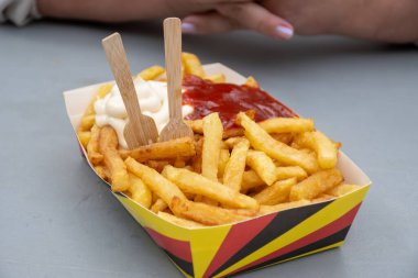 İspanyol Bask Bölgesi 'nde San Sebastian ya da Donostia' nın eski bölümlerinde tipik bir pinhos barında üretilen bardaklarda, özel txakoli ya da chacol hafif köpüklü, çok kuru beyaz şarap.