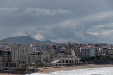 Kayalıklardan, evlerden, turistik Biarritz şehrinin kumlu plajlarından, Bask ülkesinden, Atlantik Okyanusu Körfezi 'nden, Fransa' dan panoramik manzara