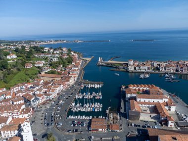 Ciboure ve Saint Jean de Luz kasabaları körfezi, liman, Bask kıyısında kumlu plaj, güzel mimari, doğa ve mutfak, Güney Fransa, Bask Ülkesi