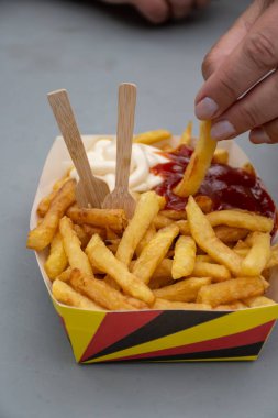 İspanyol Bask Bölgesi 'nde San Sebastian ya da Donostia' nın eski bölümlerinde tipik bir pinhos barında üretilen bardaklarda, özel txakoli ya da chacol hafif köpüklü, çok kuru beyaz şarap.