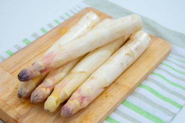 Yeni sezon, taze çiğ beyaz kuşkonmaz sebzeler büyük boy, olgun ve lezzetli.