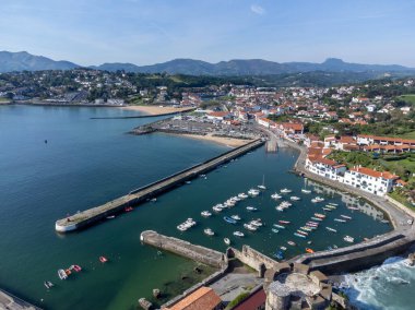 Ciboure ve Saint Jean de Luz kasabaları körfezi, liman, Bask kıyısında kumlu plaj, güzel mimari, doğa ve mutfak, Güney Fransa, Bask Ülkesi