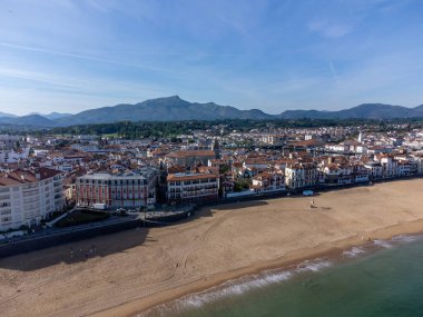 Ciboure ve Saint Jean de Luz kasabaları körfezi, liman, Bask kıyısında kumlu plaj, güzel mimari, doğa ve mutfak, Güney Fransa, Bask Ülkesi