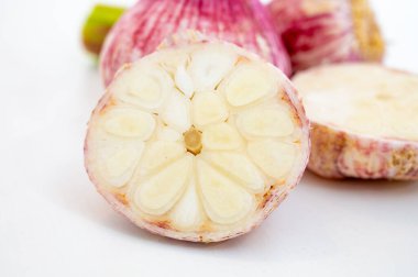 Mor ya da menekşe rengi sarımsaklı taze genç kafalar.