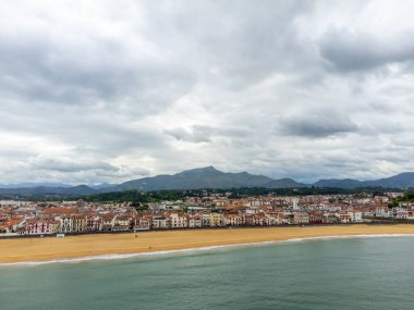 Ciboure ve Saint Jean de Luz kasabaları körfezi, liman, Bask kıyısında kumlu plaj, güzel mimari, doğa ve mutfak, Güney Fransa, Bask Ülkesi