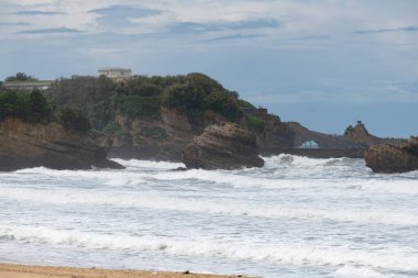 Grand Plage 'dan kayalar, evler, Biarritz şehrinin kumlu plajları, Bask Ülkesi, Atlantik Okyanusu Körfezi, Fransa, Biarritz' deki fırtına üzerine panoramik manzara