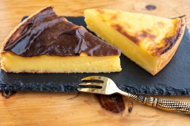 Tatlı tatlı, peynirli kek ya da kremalı turta, yaklaşın.