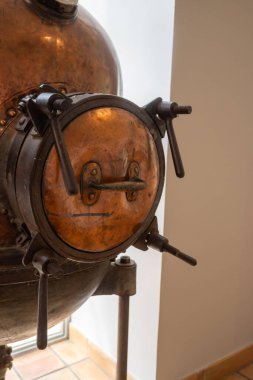 Bakır damıtma tankları, Provence 'deki doğal malzemelerden klasik parfüm üretimi, Grass veya Eze' deki parfüm fabrikası, Fransız Rivierası, kapatın.