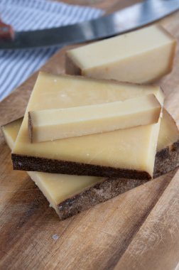 Mağara peynirinde yıllanmış Fransız. Kahverengi kabuklu kont, pastörize edilmemiş inek sütünden yapılmış. Prestij, Vieille Reserve yakın plan.