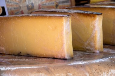 Mağara peynirinde yıllanmış Fransız. Kahverengi kabuklu kont, pastörize edilmemiş inek sütünden yapılmış. Prestij, Vieille Reserve yakın plan.