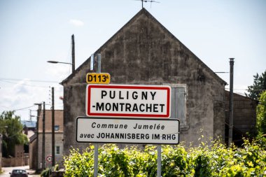 Yol tabelası Puligny-Montrachet köyü, Burgundy France şarabı. Chardonnay üzümlerinden yapılan kaliteli beyaz şarap Grand Cru sınıfı üzüm bağları ve pelerinlerde