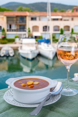 Ev yapımı lezzetli balık ya da kıtır ekmekli çorba, bir bardak soğuk gül şarabı ve yat tekneleri ve Fransız Riviera, Fransa 'daki evlerde servis edilir. Provence Gıda