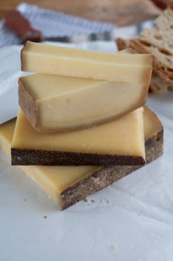 Mağara peynirinde yıllanmış Fransız. Kahverengi kabuklu kont, pastörize edilmemiş inek sütünden yapılmış. Prestij, Vieille Reserve yakın plan.