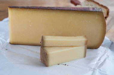 Mağara peynirinde yıllanmış Fransız. Kahverengi kabuklu kont, pastörize edilmemiş inek sütünden yapılmış. Prestij, Vieille Reserve yakın plan.