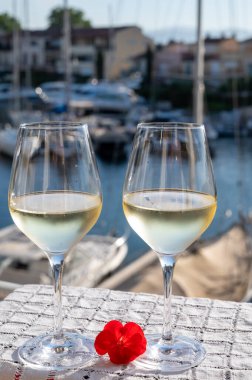 Port Grimaud limanında yat limanında soğuk beyaz şarap kadehleri, Fransa, Provence 'de Fransız Rivierası' nda yaz tatili, şarap tatma.