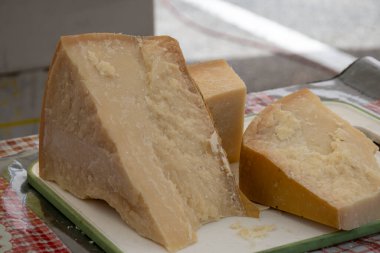 Geleneksel İtalyan yemekleri, 36 aylık mağaralardaki İtalyan parmesan peyniri Parmigiano-Reggiano, İtalya 'dan çiftçi pazarında satılık.