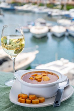 Ev yapımı lezzetli balık ya da kıtır ekmekli çorba bir bardak soğuk beyaz şarap ve yat tekneleri ve Fransız Riviera, Fransa 'daki evlerde servis edilir. Provence Gıda