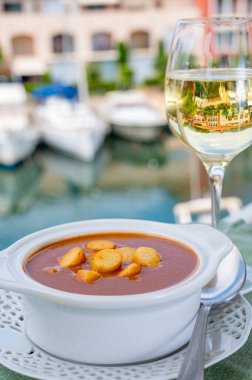 Ev yapımı lezzetli balık ya da kıtır ekmekli çorba bir bardak soğuk beyaz şarap ve yat tekneleri ve Fransız Riviera, Fransa 'daki evlerde servis edilir. Provence Gıda