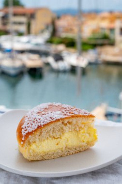 Fransız Riviera keki, Port Grimaud limanındaki yat limanında Tarte Tropezienne keki, Fransa 'nın Provence kentinde yaz tatili, kapanış.