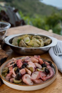 Lezzetli antipasti salatası ya da başlangıç deniz ürünleri tabağı, ızgara ahtapot ligurian tarzı yeşil ve siyah zeytinli İtalyan restoranında servis ediliyor.