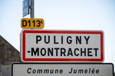 Yol tabelası Puligny-Montrachet köyü, Burgundy France şarabı. Chardonnay üzümlerinden yapılan kaliteli beyaz şarap Grand Cru sınıfı üzüm bağları ve pelerinlerde