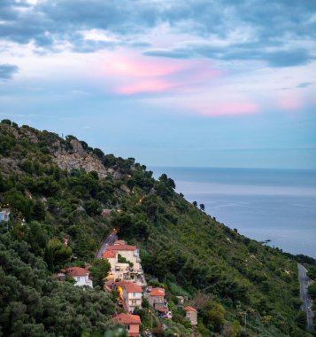 San-Remo yakınlarındaki Ventimiglia, Grimaldi köyündeki Fransız-İtalyan sınırından İtalyan Riviera ve mavi Akdeniz 'e renkli manzara, seyahat yeri, panoramik manzara, evler ve bahçeler