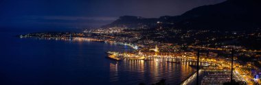 Fransız Rivierası 'nda gece manzarası, Menton' un eski şehir ışıkları ve mavi Akdeniz 'de Fransız-İtalyan sınırı, Monaco, Monte-Carlo, seyahat yeri, panoramik deniz manzarası