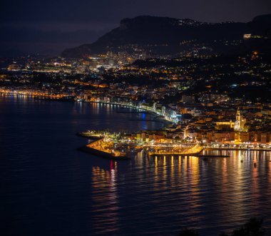 Fransız Rivierası 'nda gece manzarası, Menton' un eski şehir ışıkları ve mavi Akdeniz 'de Fransız-İtalyan sınırı, Monaco, Monte-Carlo, seyahat yeri, panoramik deniz manzarası