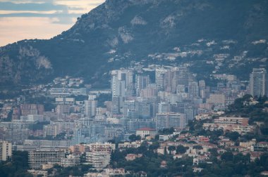 Fransız Rivierası 'nın sabah manzarası, renkli Menton eski şehri ve mavi Akdeniz' de Fransız-İtalyan sınırı, Monaco, Monte-Carlo, seyahat yeri, panoramik manzara, deniz kenarı