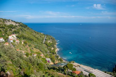San-Remo yakınlarındaki Ventimiglia, Grimaldi köyündeki Fransız-İtalyan sınırından İtalyan Riviera ve mavi Akdeniz 'e renkli manzara, seyahat yeri, panoramik manzara, evler ve bahçeler