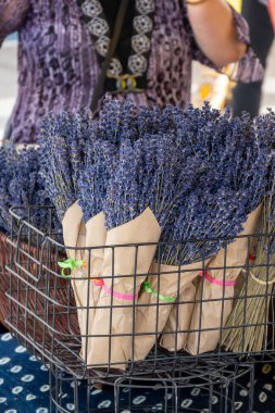 Valensole, Provence, Fransa 'da dükkanda satılık aromalı lavanta ya da lavanta çiçekleri