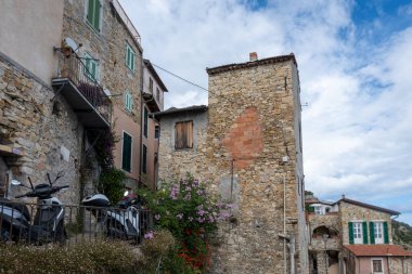 San-Remo yakınlarındaki Ventimiglia, Grimaldi köyündeki Fransız-İtalyan sınırından İtalyan Riviera ve mavi Akdeniz 'e renkli manzara, seyahat yeri, panoramik manzara, evler ve bahçeler
