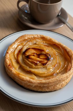 Fransız usulü taze poğaça ve taze elma meyveleri dükkâna yakın.