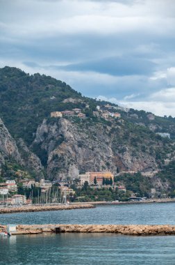 Fransız Riviera 'sında kumsal ve gezinti alanı, Menton eski şehir ve mavi Akdeniz' de Fransız-İtalyan sınırı yakınlarındaki marina, seyahat noktası