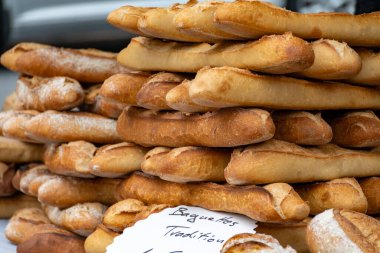 Bordeaux 'da Fransız esnaf fırını, taze fırında çavdar ve buğday ekmeği ve baget, Fransa, Fransız yemeği.