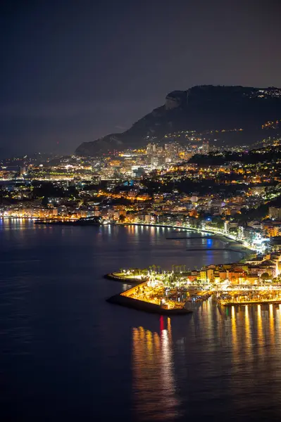 Fransız Rivierası 'nda gece manzarası, Menton' un eski şehir ışıkları ve mavi Akdeniz 'de Fransız-İtalyan sınırı, Monaco, Monte-Carlo, seyahat yeri, panoramik deniz manzarası