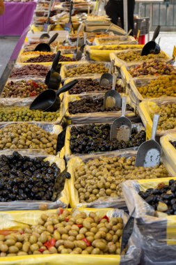 Fransız çiftçi pazarında turşu ve marine edilmiş siyah ve yeşil zeytin, enginar, sebze, lezzetli tapas çeşitleri.