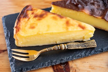 Tatlı tatlı, peynirli kek ya da kremalı turta, yaklaşın.