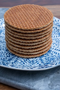 Geleneksel Hollanda tatlı tatlısı, bir yığın tereyağlı karamelli waffle, taze pişmiş.