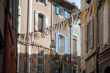 Fransa, Alpes-de-Haute-Provence 'deki Sisteron tarihi kasabasının eski bölümünün sokakları ve renkli evleri, Fransa' da yaz tatilleri, Provence 'de turistler.