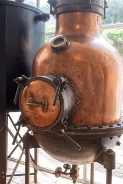 Bakır damıtma tankları, Provence 'deki doğal malzemelerden klasik parfüm üretimi, Grass veya Eze' deki parfüm fabrikası, Fransız Rivierası, kapatın.