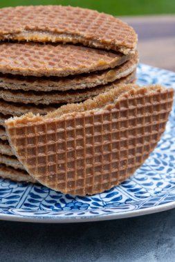 Geleneksel Hollanda tatlı tatlısı, bir yığın tereyağlı karamelli waffle, taze pişmiş.