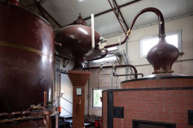 Charentias 'taki konyak ruhlarının çifte damıtma işlemi. Bakır alambik hala eski bir içki imalathanesinde, Charente, Segonzac, Grand Champagne, Fransa