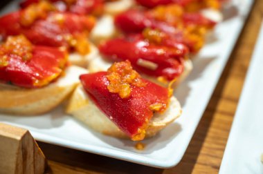 Bask ülkesinin tipik aperatifleri, küçük ekmek parçaları, balık, deniz ürünü, San Sebastian 'da veya İspanya' da Bilbao 'da servis edilen tatlı yeşil biberli pinkholar ya da pinktolar.